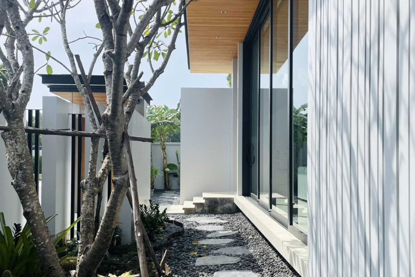 Modern 4-bedroom Pool Villa in the Heart of Cherngtalay