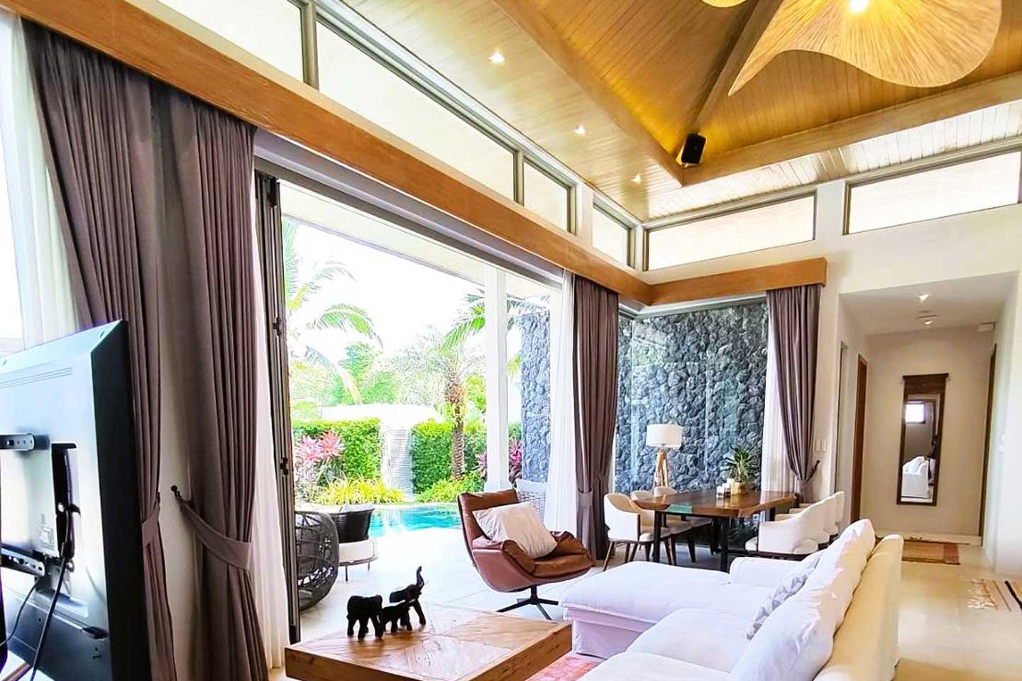 Modern 3-Bedroom Lakeside Pool Villa near Bangtao