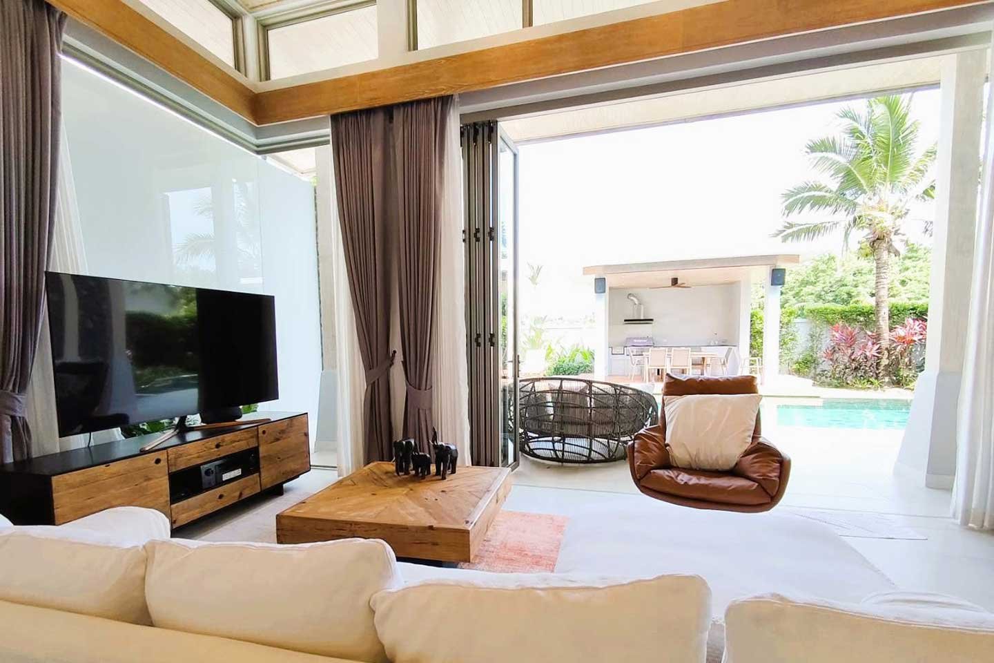 Modern 3-Bedroom Lakeside Pool Villa near Bangtao
