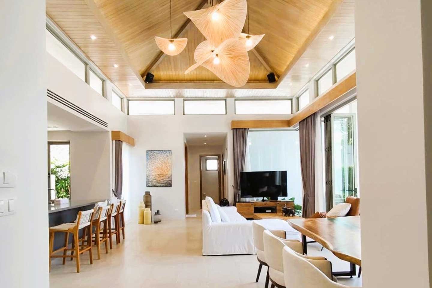 Modern 3-Bedroom Lakeside Pool Villa near Bangtao