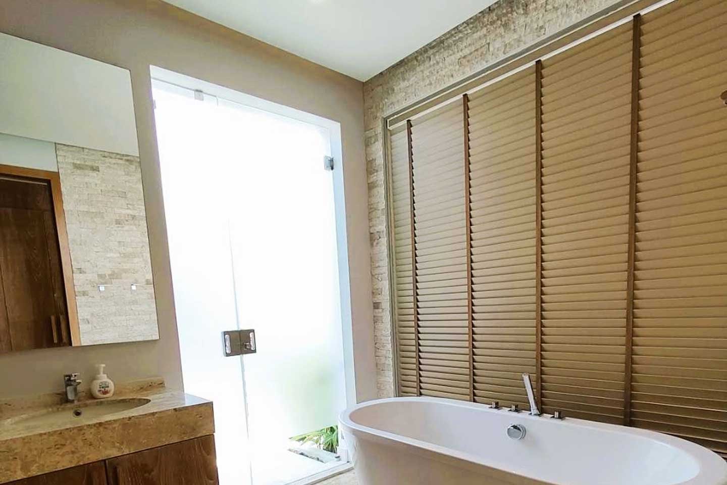 Modern 3-Bedroom Lakeside Pool Villa near Bangtao