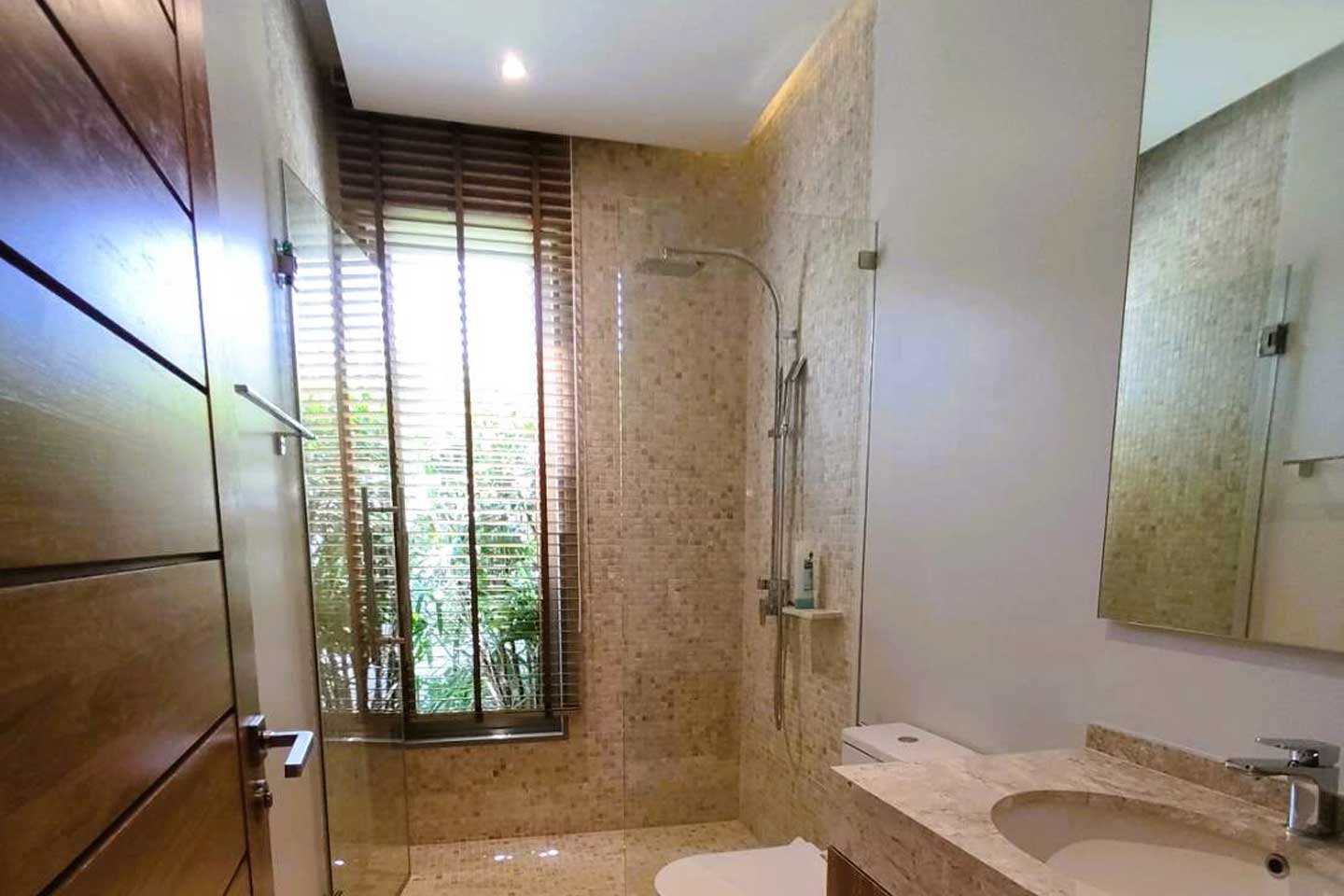 Modern 3-Bedroom Lakeside Pool Villa near Bangtao