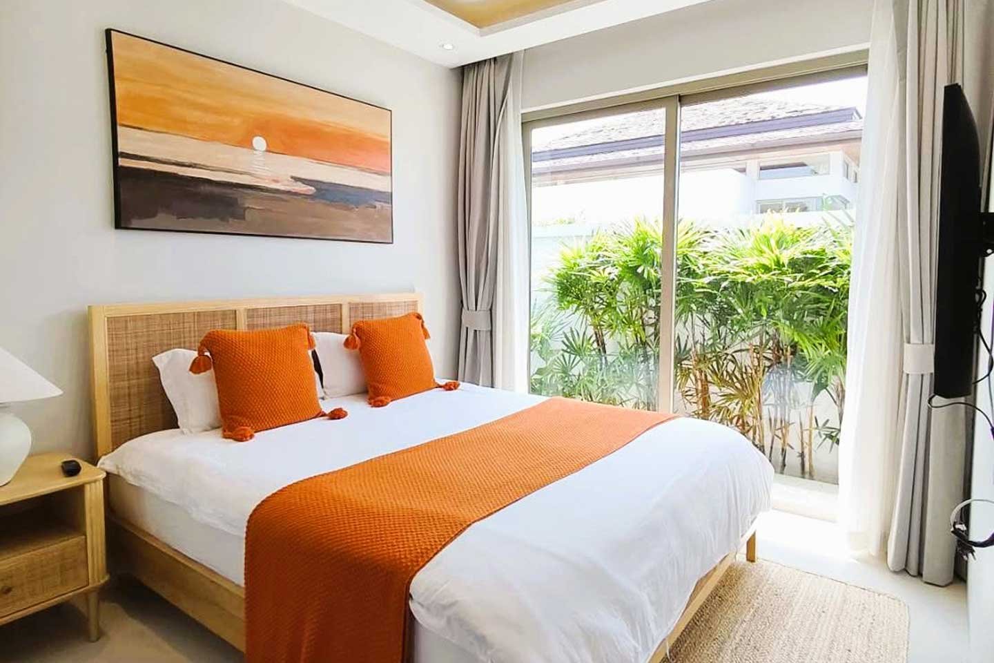 Modern 3-Bedroom Lakeside Pool Villa near Bangtao