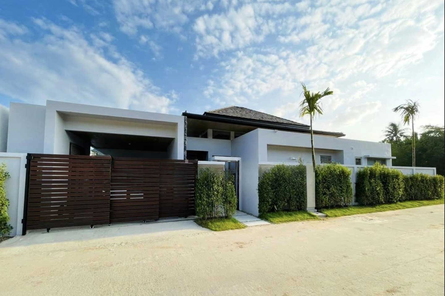 Modern 3-Bedroom Lakeside Pool Villa near Bangtao