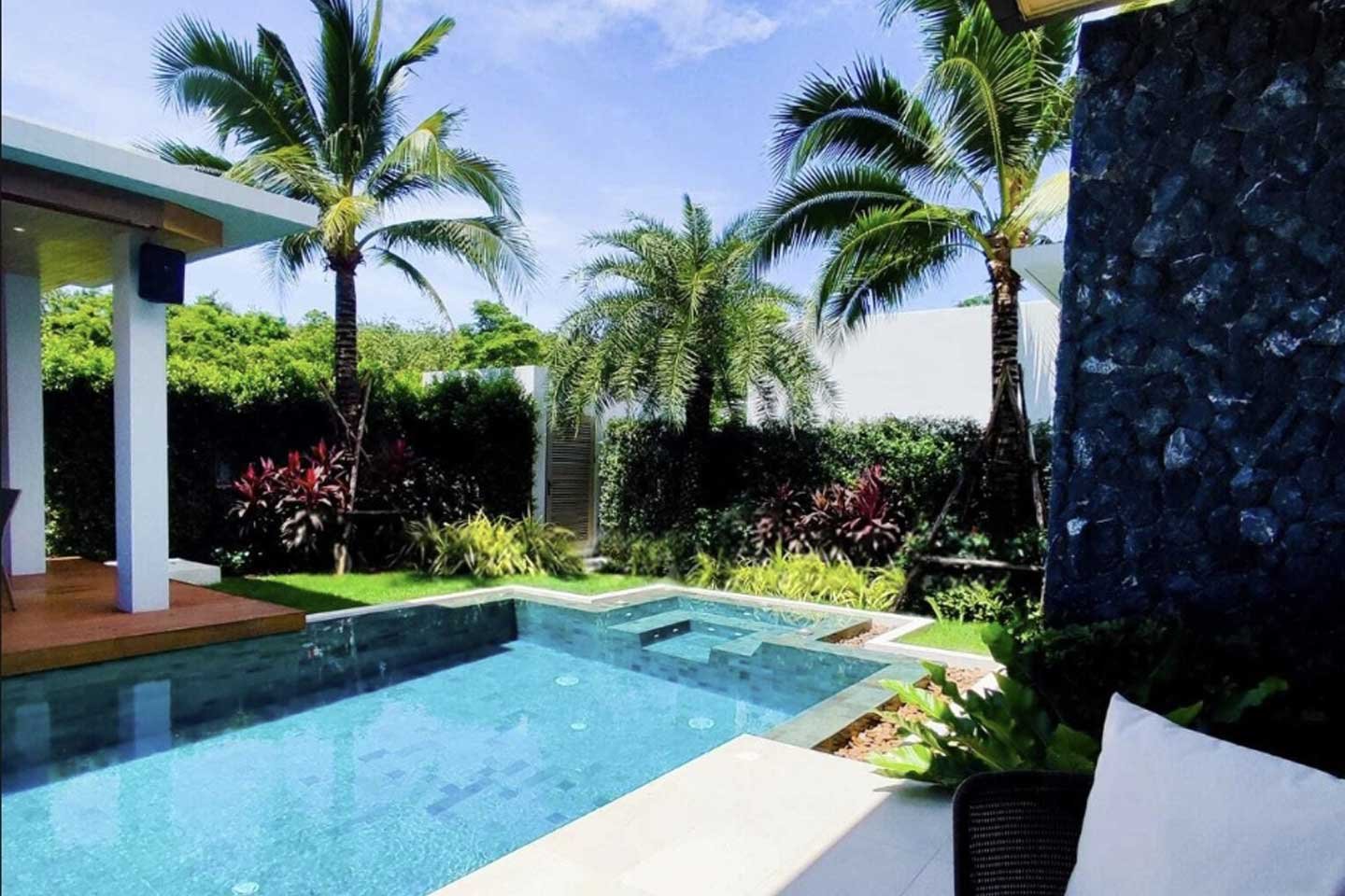 Modern 3-Bedroom Lakeside Pool Villa near Bangtao