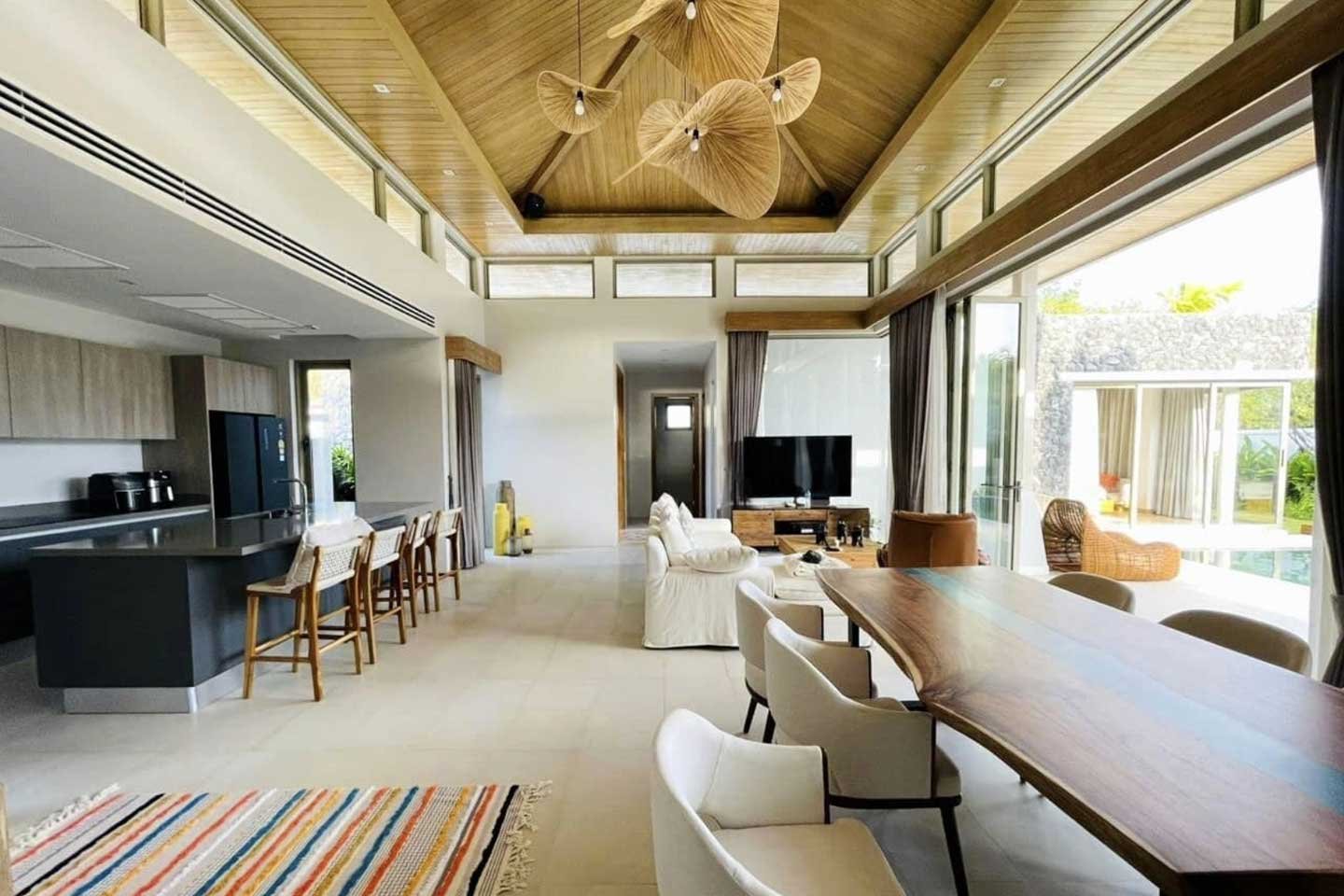 Modern 3-Bedroom Lakeside Pool Villa near Bangtao
