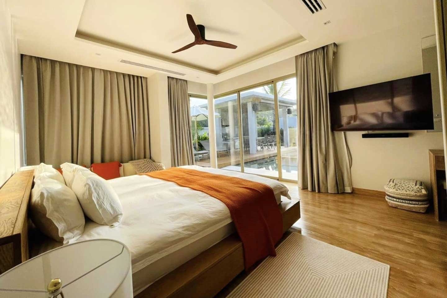 Modern 3-Bedroom Lakeside Pool Villa near Bangtao