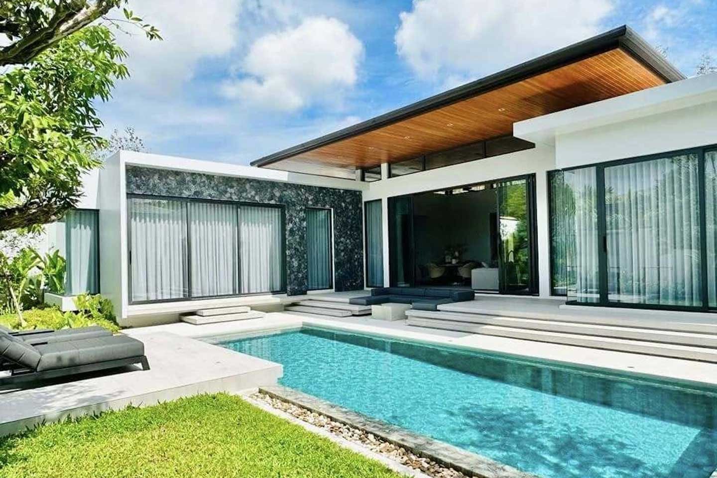 Refined Modern Loft 3-Bedroom Villa in Si Sunthon