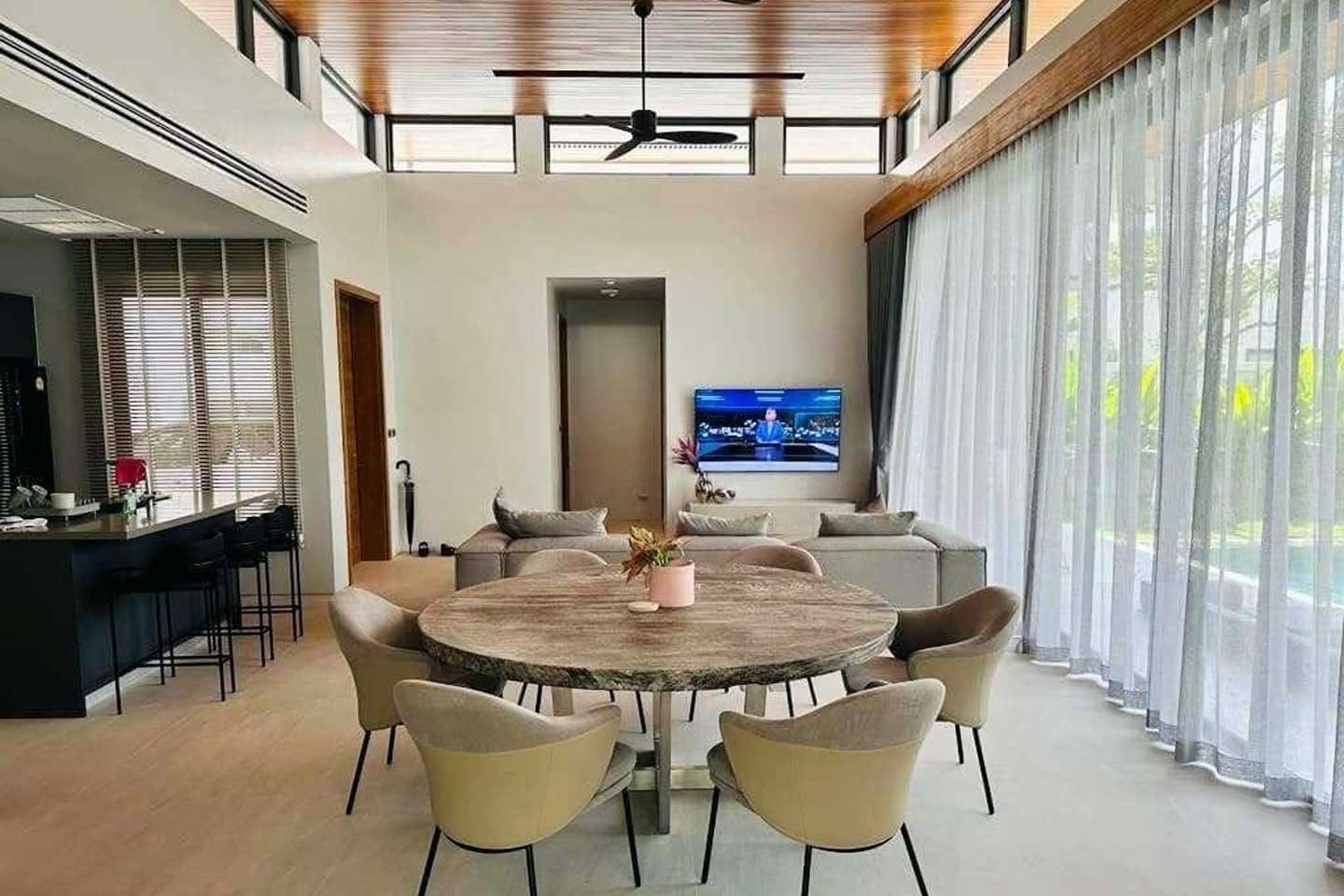 Refined Modern Loft 3-Bedroom Villa in Si Sunthon