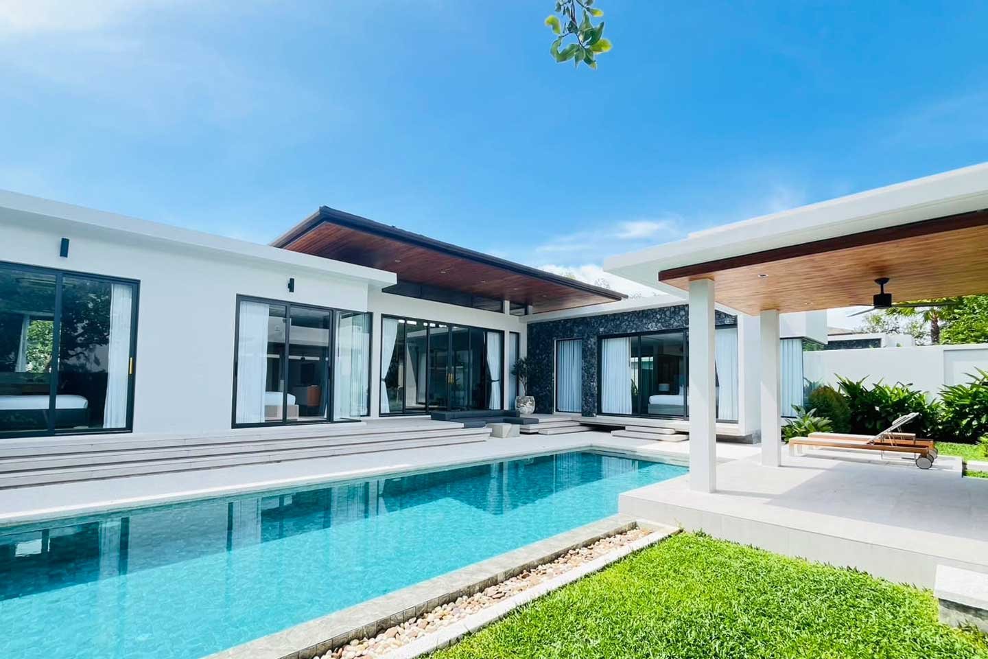 Spacious 4-Bedroom Modern Loft Villa in Cherngtalay
