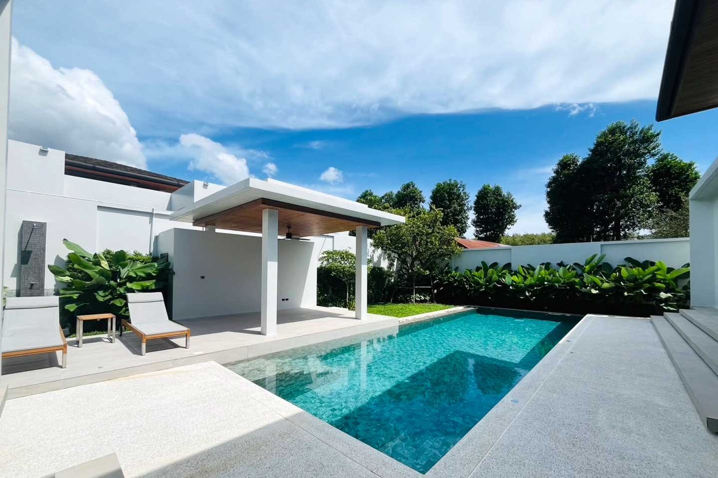 Spacious 4-Bedroom Modern Loft Villa in Cherngtalay