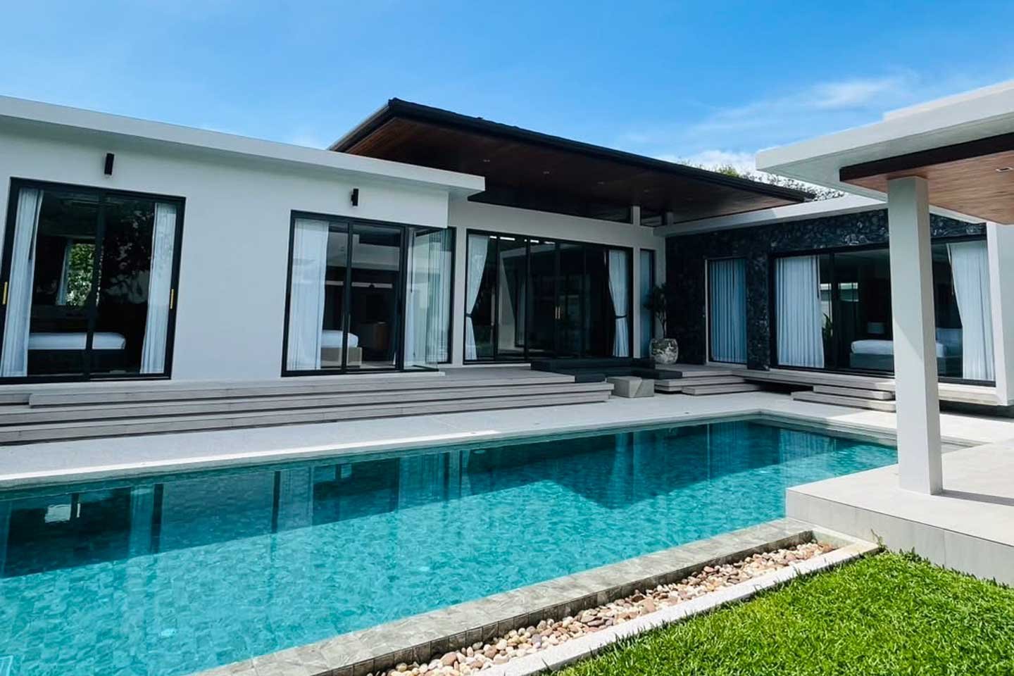 Spacious 4-Bedroom Modern Loft Villa in Cherngtalay