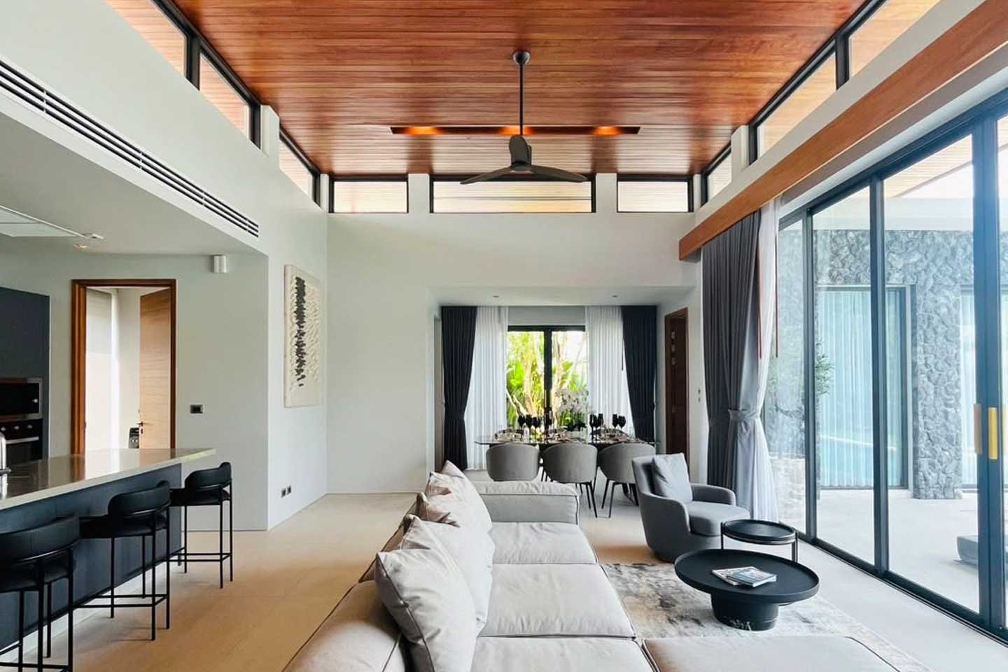 Spacious 4-Bedroom Modern Loft Villa in Cherngtalay