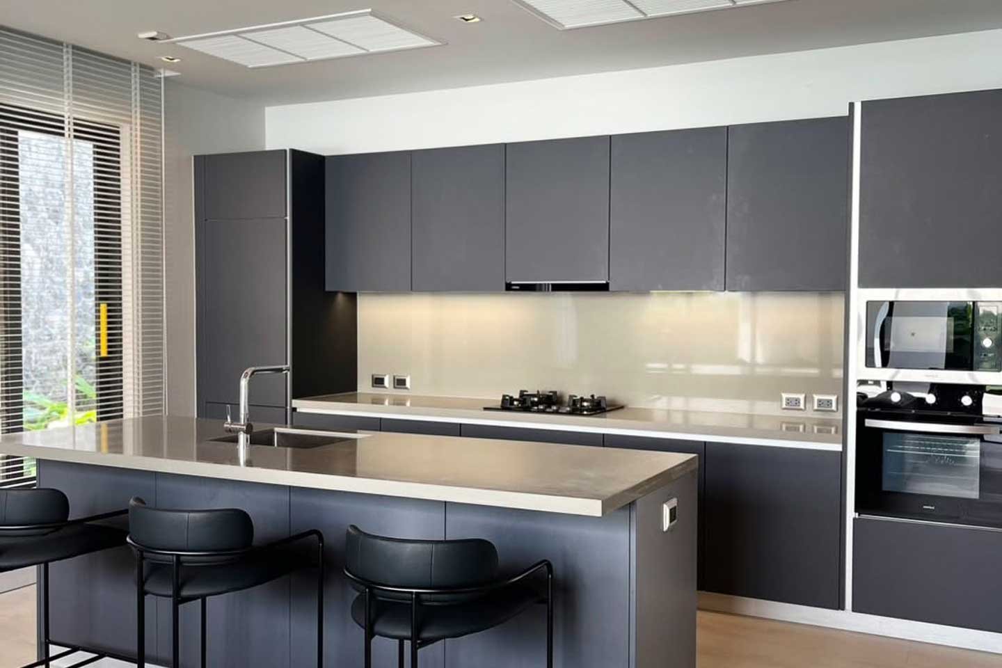 Spacious 4-Bedroom Modern Loft Villa in Cherngtalay