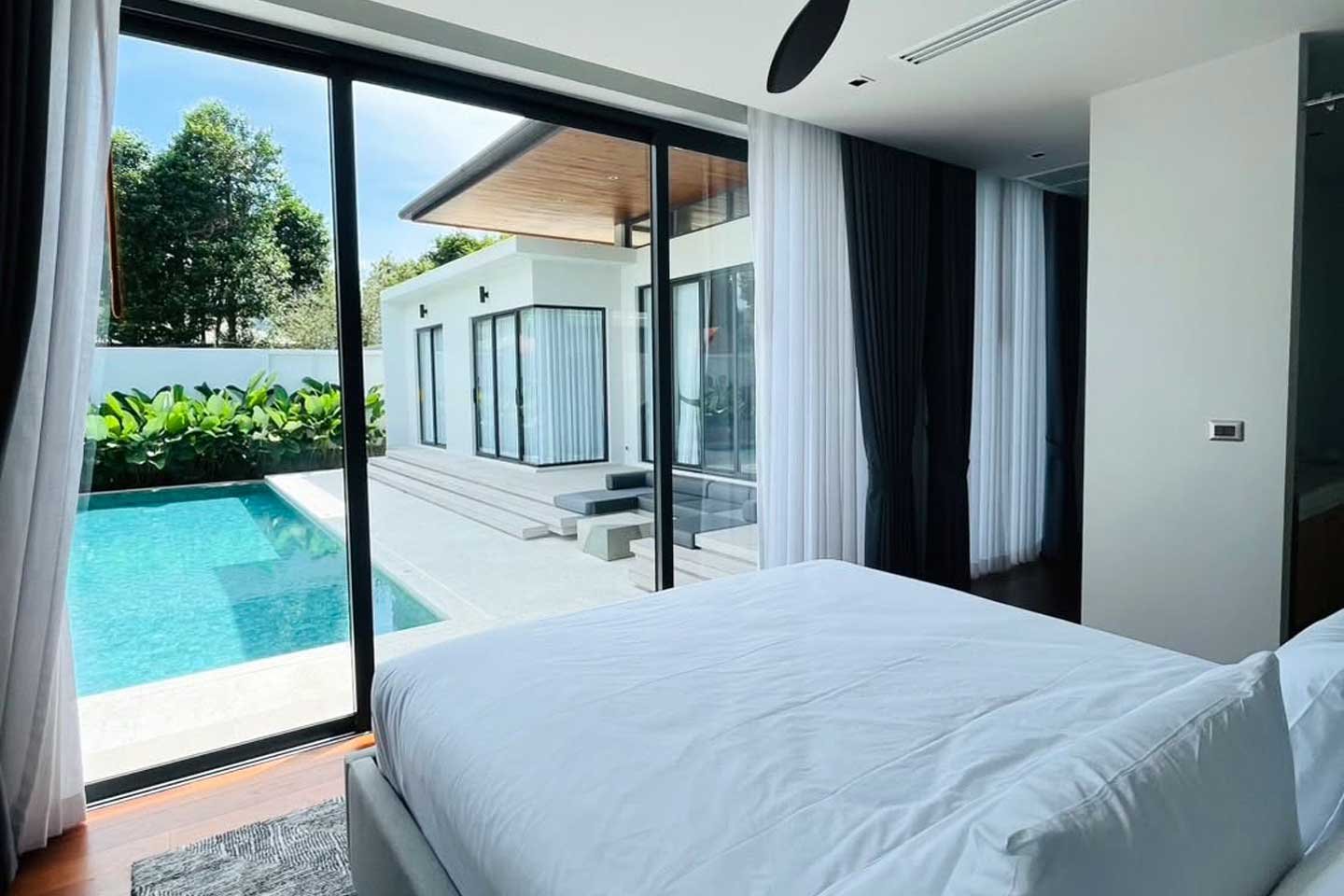 Spacious 4-Bedroom Modern Loft Villa in Cherngtalay