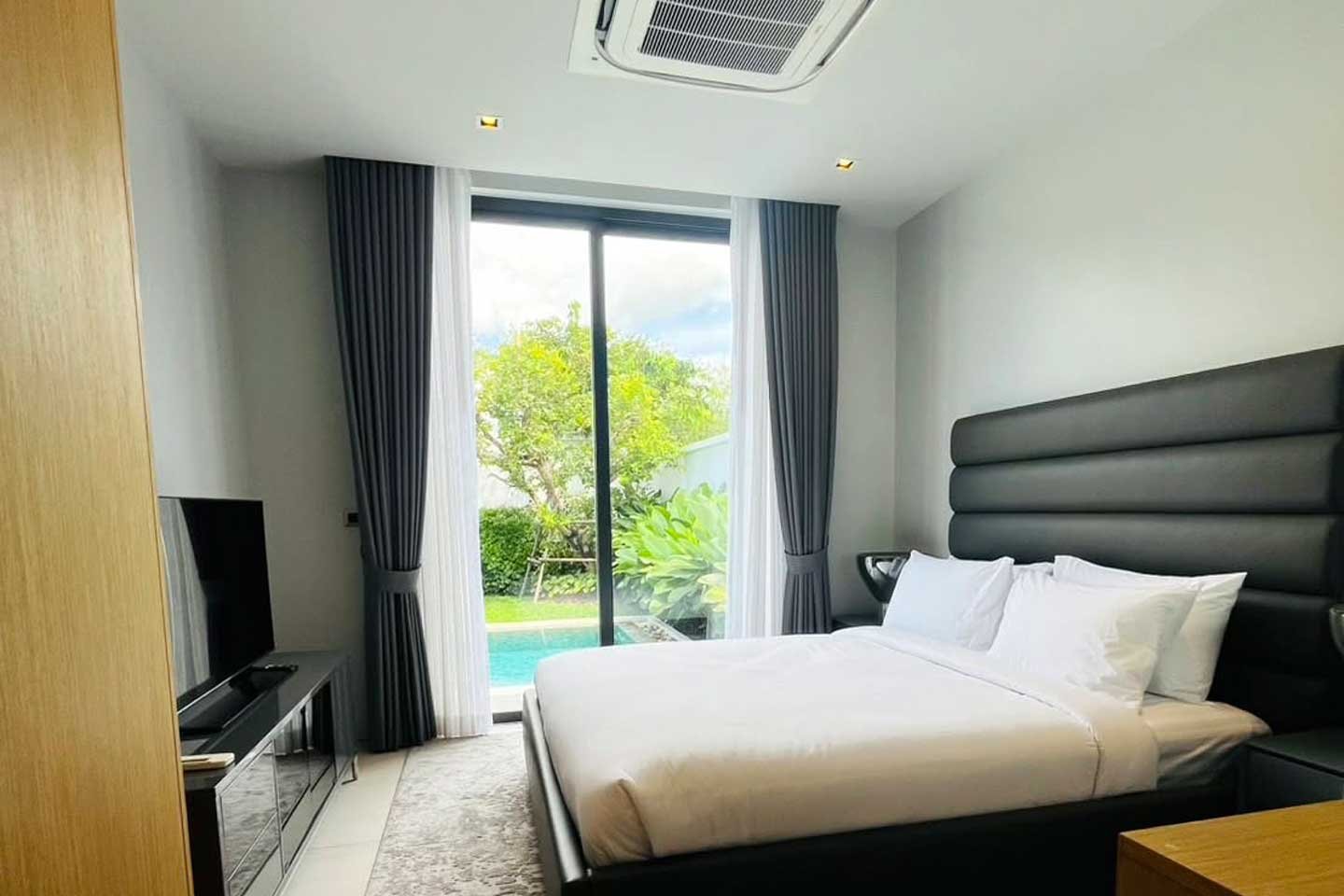 Spacious 4-Bedroom Modern Loft Villa in Cherngtalay