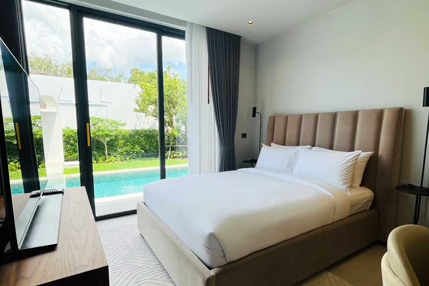 Spacious 4-Bedroom Modern Loft Villa in Cherngtalay