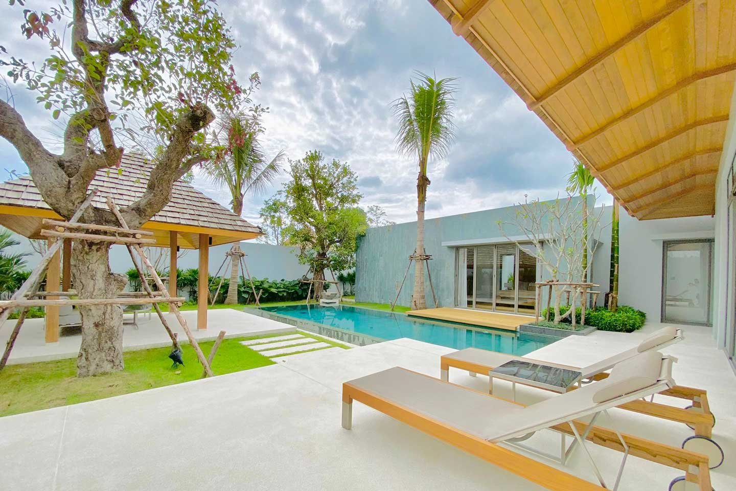 V585-01 Expansive 4-Bedroom Pool Villa in Pru Jampa